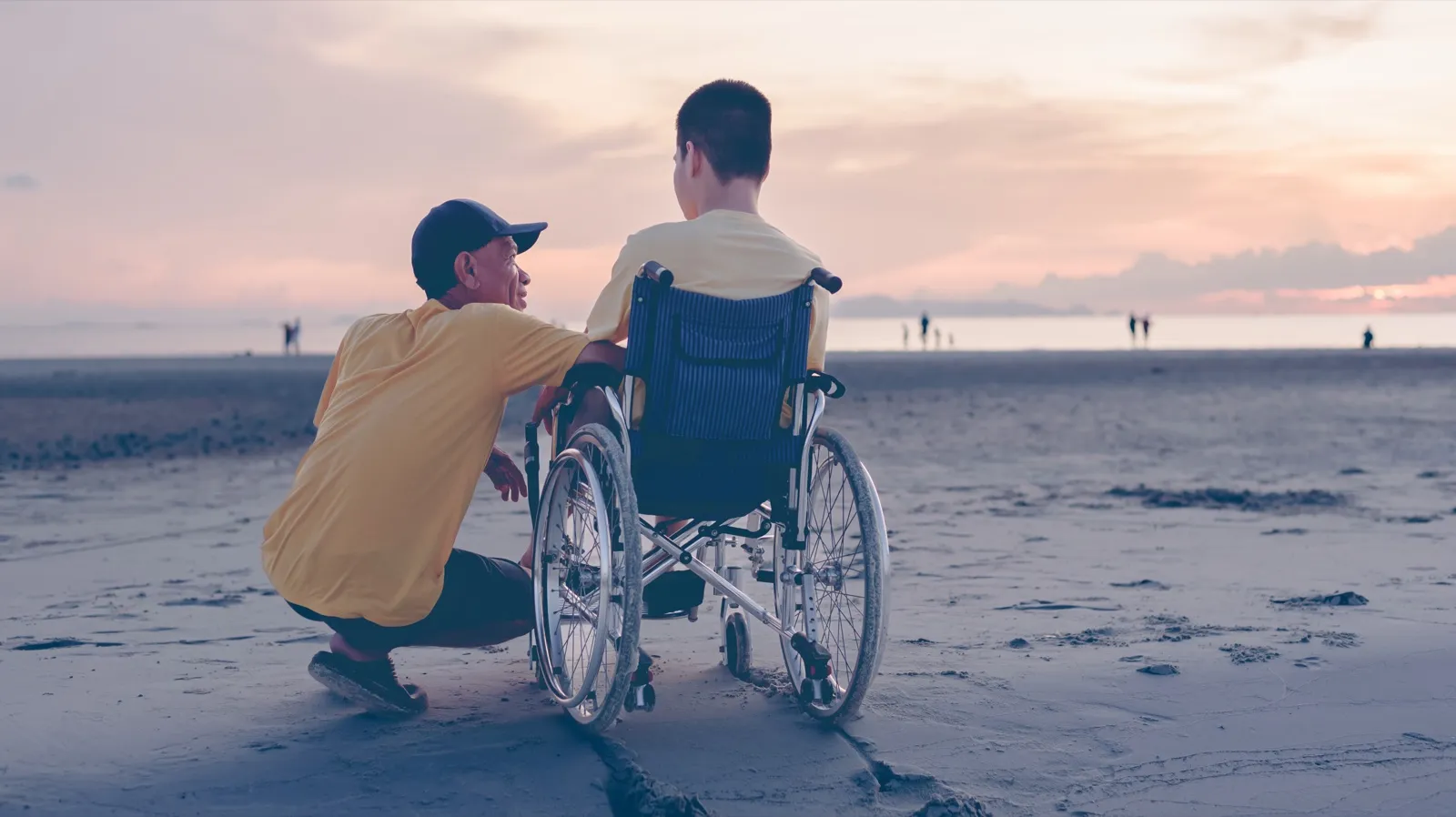 Ein Kind erlebt einen unbeschwerten Moment am Meer bei Sonnenuntergang